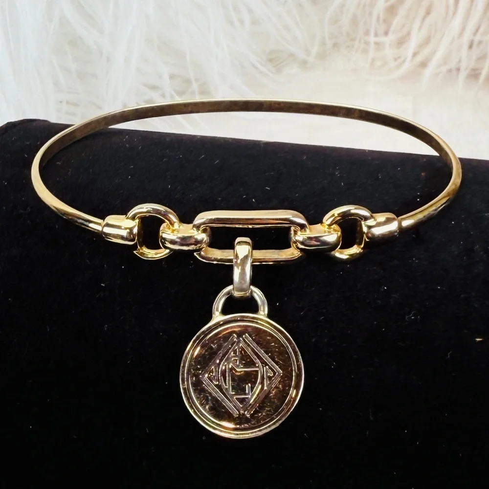 Pretty goldtone, bangle charm bracelet